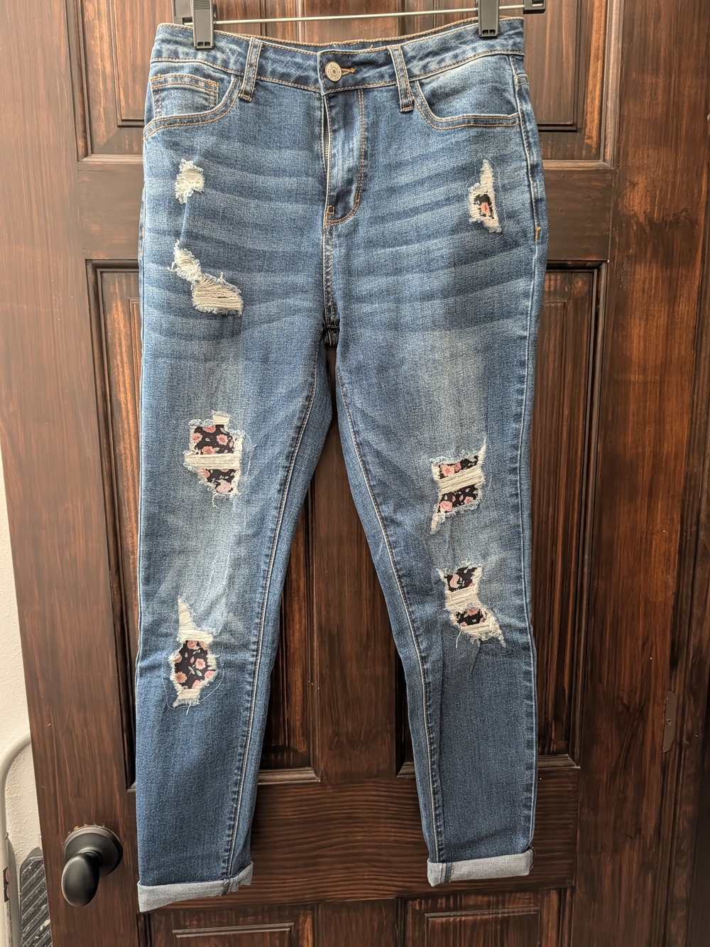 Women’s Distressed Blue Floral Patch Skinny Jeans